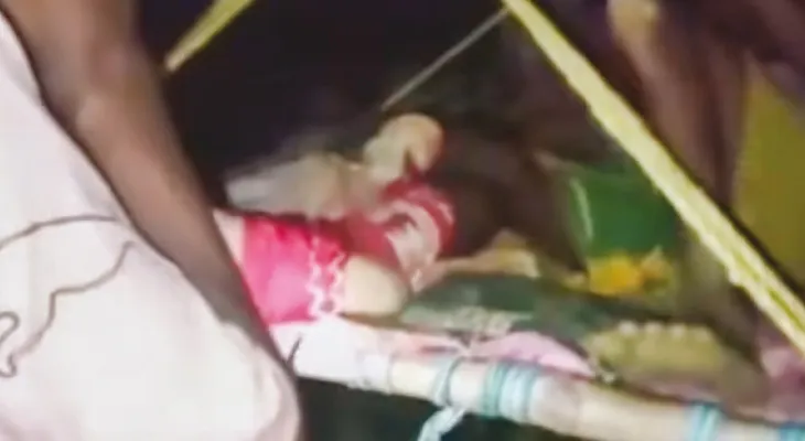 রাস্তা নেই, আউশগ্রামে খাটিয়ায় নিয়ে যাওয়া হচ্ছে রোগী, ভাইরাল ভিডিও