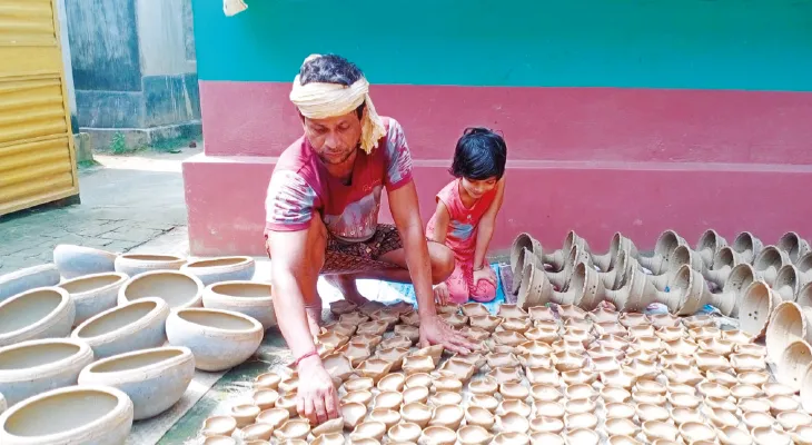 কান্দির দোহালিয়ার মাটির প্রদীপের চাহিদা তুঙ্গে