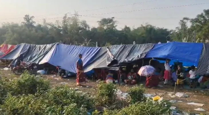 রান্নার বাসন থেকে শুকনো খাবার, বন্যা দুর্গত এলাকায় ত্রাণ পৌঁছে দিচ্ছে ময়নাগুড়ি থানার পুলিশ