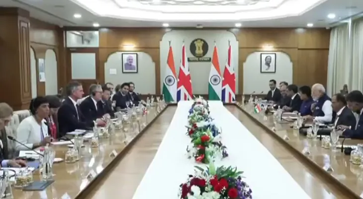 মুম্বইয়ে বৈঠকে বসলেন প্রধানমন্ত্রী নরেন্দ্র মোদি এবং ব্রিটেনের প্রধানমন্ত্রী কির স্টারমার