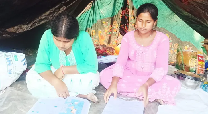 ধন্যি মেয়েদের অধ্যাবসায়, ত্রাণ শিবিরেই পড়াশোনা চালিয়ে যাচ্ছে মাধ্যমিক পরীক্ষার্থীরা
