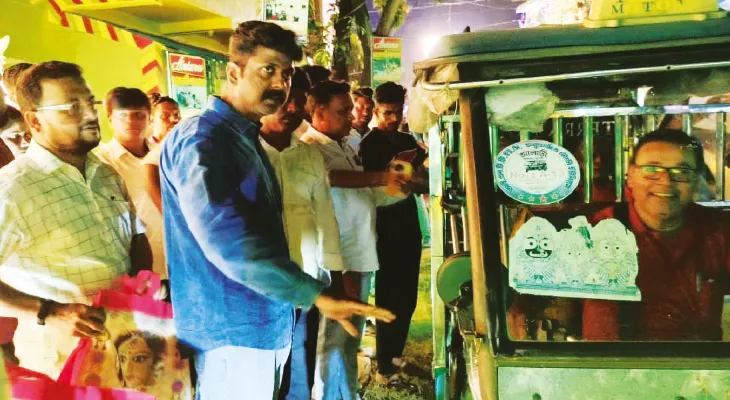 টোটো করে বয়স্কদের লক্ষ্মীপুজো মণ্ডপ পরিক্রমা করাল যুব তৃণমূল