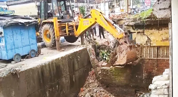 দাসপুরে ভেঙে ফেলা হল ড্রেনের উপর নির্মাণ