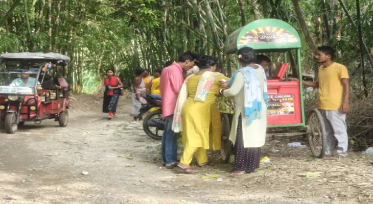 আমগুড়িতে ভিড় বাড়ছে বহিরাগতদের খাবারের দোকান খুলে আয়ের খোঁজ