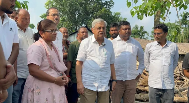 কুমারগ্রামের ক্ষতিগ্রস্ত কৃষকদের শস্যবীজ, সার দিলেন পঞ্চায়েতমন্ত্রী