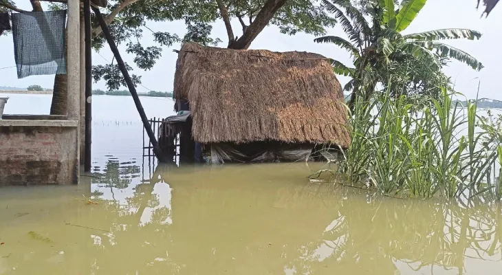 গোসাবা ও হিঙ্গলগঞ্জে রায়মঙ্গল নদীর বাঁধে ধস, প্লাবিত বহু গ্রাম