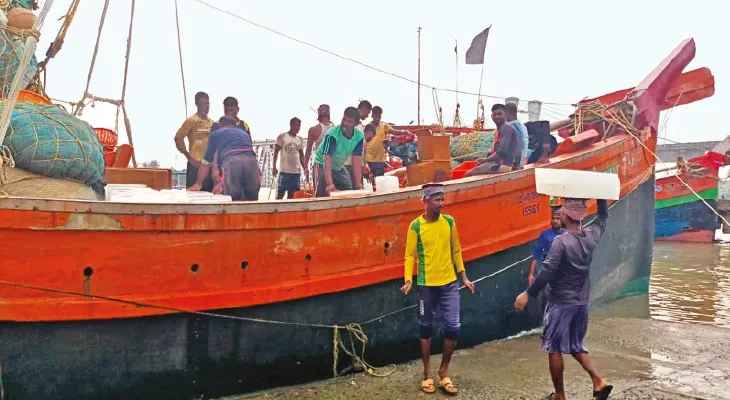 প্রশাসনকে বুড়ো আঙুল, সমুদ্রে দেদার মাছ ধরছেন মৎস্যজীবীরা