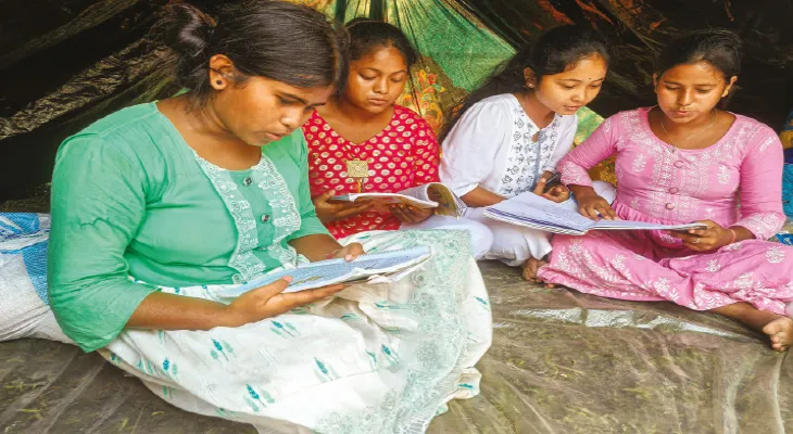হারিয়েছে মাথা গোঁজার ঠাঁই, প্রবল দুর্যোগও টলাতে পারেনি পড়ুয়াদের