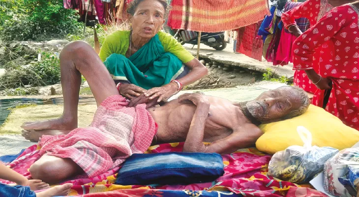 প্রবল বিপর্যয়ে অটুট ভালোবাসার বন্ধন, শতায়ু স্বামীকে আঁকড়ে বাঁধেই দিন কাটছে পুষ্পবালার