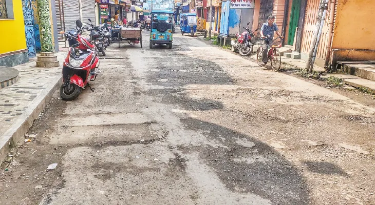 রাস্তা বেহাল, বুড়িমার পুজোয় দণ্ডী কাটা যাবে তো! উদ্বিগ্ন কৃষ্ণনগরবাসী