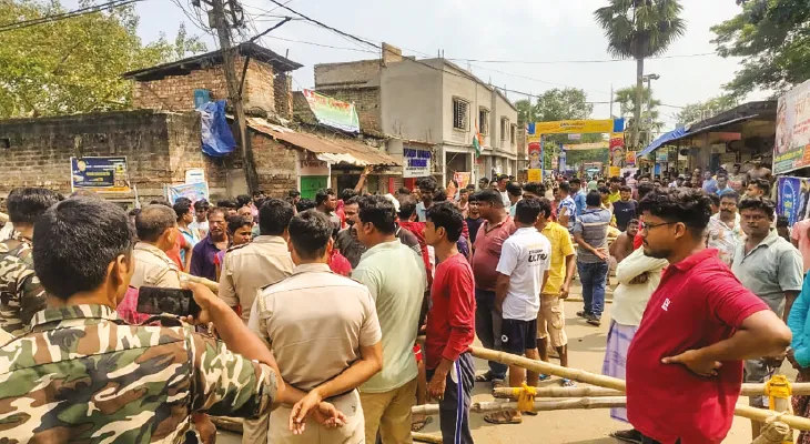 লক্ষ্মীপ্রতিমার নিরঞ্জন ঘিরে বিবাদ, খালনায় অবরোধ