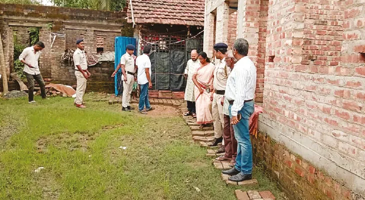 ‘বাংলার বাড়ি’: উপভোক্তারা কেমন বাড়ি তৈরি  করেছেন, দেখলেন জেলাশাসক