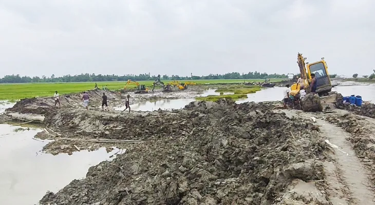 গোসাবায় জোরকদমে বাঁধ মেরামতি