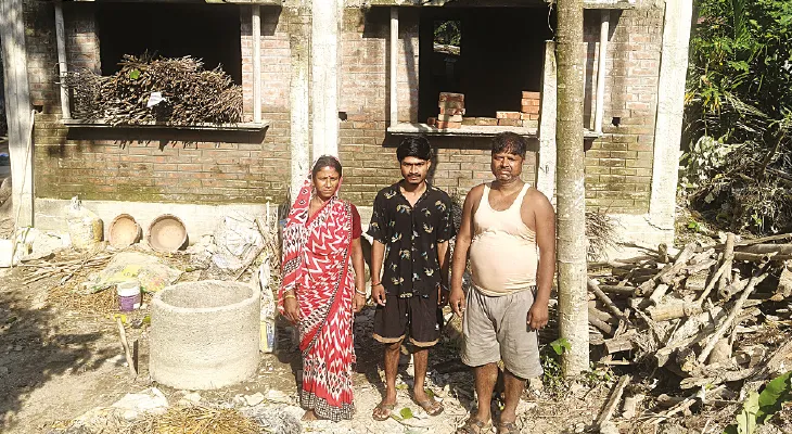 জলঢাকার জলে বানভাসিদের বাড়ির ছাদে আশ্রয় দিয়ে নয়নের মণি শম্ভু