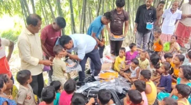 বিপর্যস্ত ময়নাগুড়ির পড়ুয়াদের পাশে রামমোহন রায়
