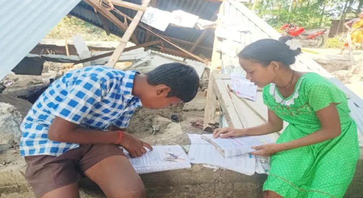 ভেঙে পড়া ঘরের চালে শুকোচ্ছে বইখাতা ঘুরে দাঁড়াতে মরিয়া অদিতি-শুভদীপ