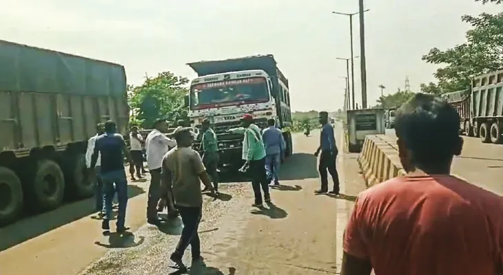 রাজস্ব ফাঁকি দেওয়া ৫ পাথরবোঝাই গাড়ি আটকে দিল জমিহারা কমিটি, রঘুনাথপুরে ৫টি গাড়িকে স্পট ফাইন পরিবহণ দপ্তরের