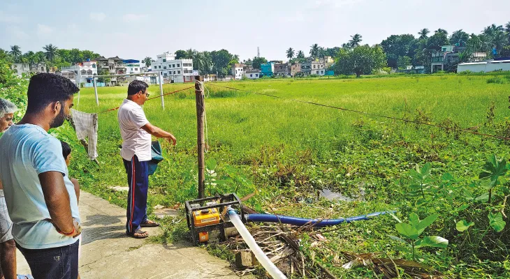 খেলার মাঠের জল বের করতে নবদ্বীপে পাম্প লাগাল পুরসভা
