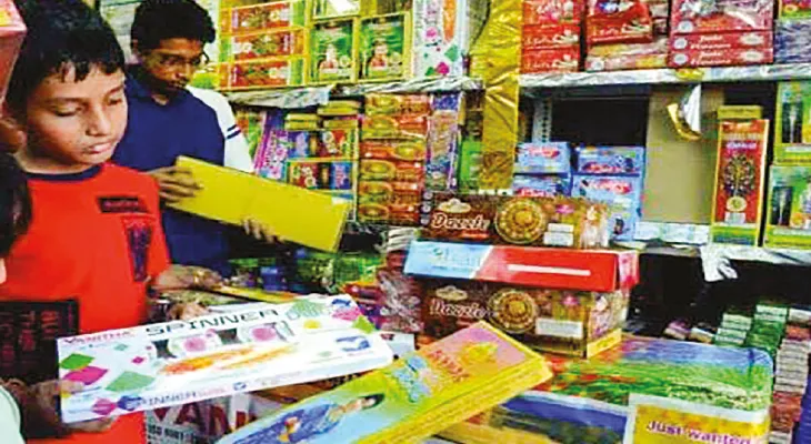 দুর্গাপুজোয় ব্যবসা ভালো হয়নি, দীপাবলির আগে চিন্তা়মগ্ন রথতলার বাজি বিক্রেতারা