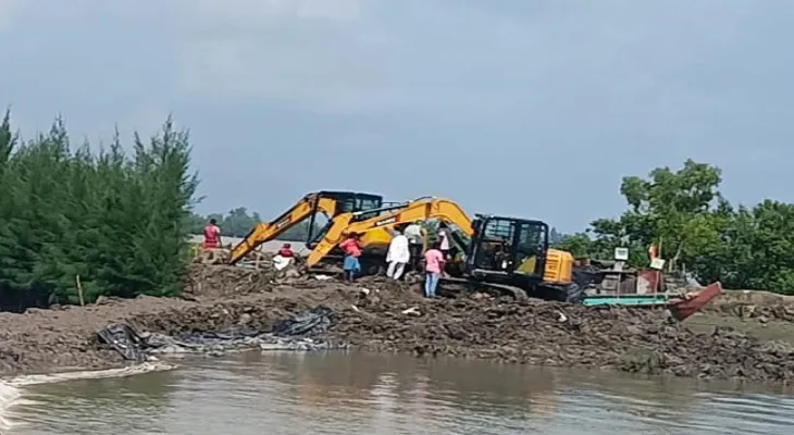 বাসন্তীর গ্রামে নদী বাঁধে ফাটল, আতঙ্ক