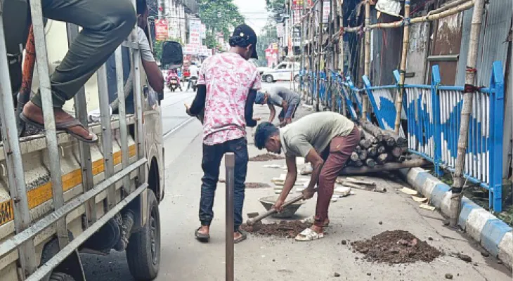 রাস্তার ব্যারিকেড ও মণ্ডপের বাঁশ তোলার পর শুরু গর্ত ভরাটের কাজ