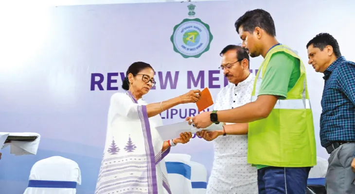 রিভিউ বৈঠক সেরেই ক্ষতিগ্রস্ত এলাকায় মমতা, দুর্যোগে প্রাণ বাঁচানো ৮ ‘যোদ্ধা’কে পুরস্কার