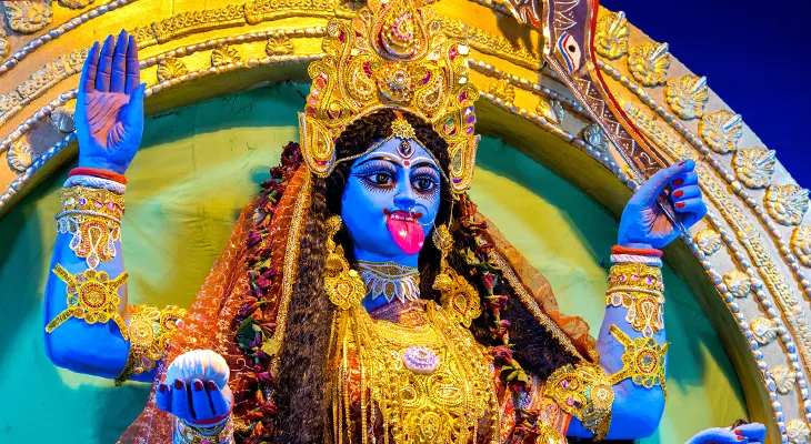 তমলুকে বিগ বাজেটের কালীপুজোয় থিমের বন্যা