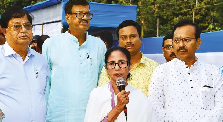 ত্রাণ বিলি করতে সুভাষিণী চা বাগানে মুখ্যমন্ত্রী