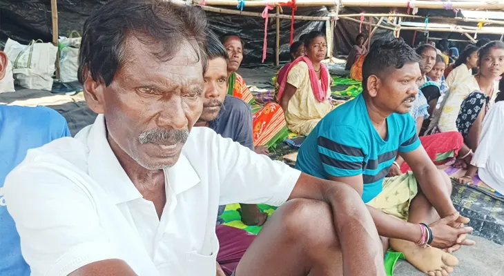 ‘বাড়িটা যে কোথায় ছিল...’ নদীর পাড়ে দাঁড়িয়ে ভাবেন মংলু মাঝি!