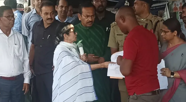 বামনডাঙা মডেল ভিলেজে মৃতদের পরিবার পিছু একজনের হাতে হোমগার্ডের চাকরির নিয়োগপত্র তুলে দিলেন মুখ্যমন্ত্রী