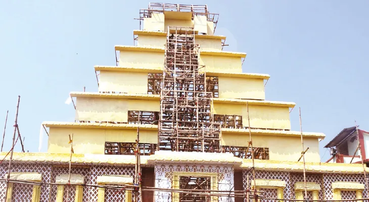 কালীপুজোয় থিমের লড়াই, বারাসতে তিরুপতি মন্দির, মধ্যমগ্রামে ফুটবলের ঐতিহ্য