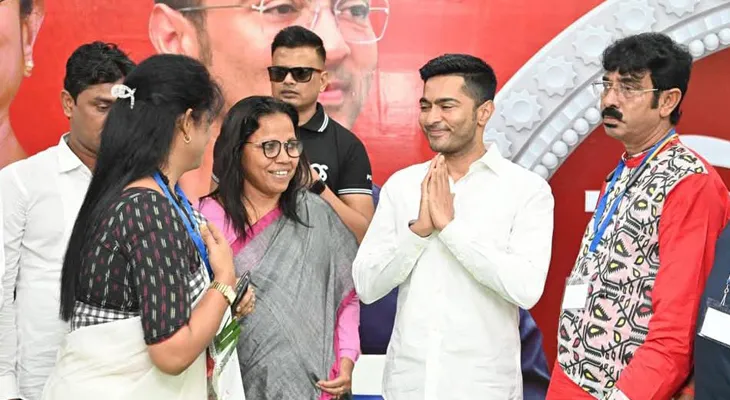 বিজয়া সম্মিলনিতে ডায়মন্ড হারবার  গিয়ে শুভেচ্ছা বিনিময় অভিষেকের
