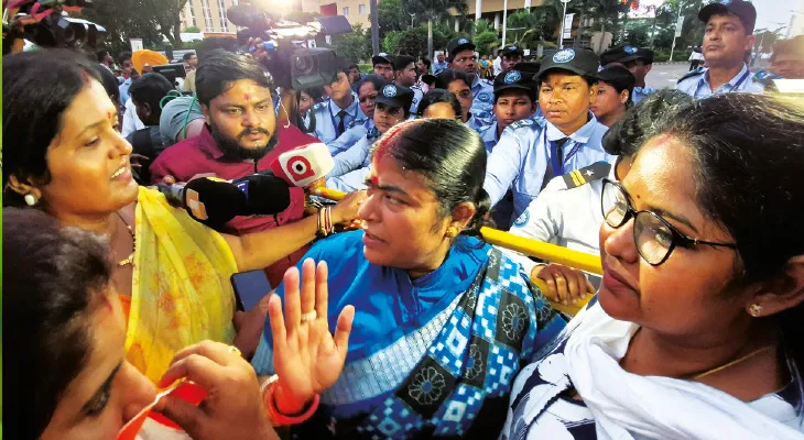বিতর্ক উসকে দুর্গাপুরে পদ্মের ধর্নামঞ্চে নির্যাতিতার বাবা