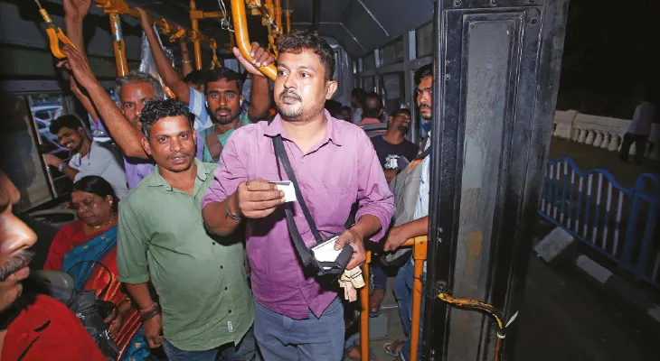 খুচরো সংকট, বাস ভাড়াতেও কিউআর কোড চান যাত্রীরা