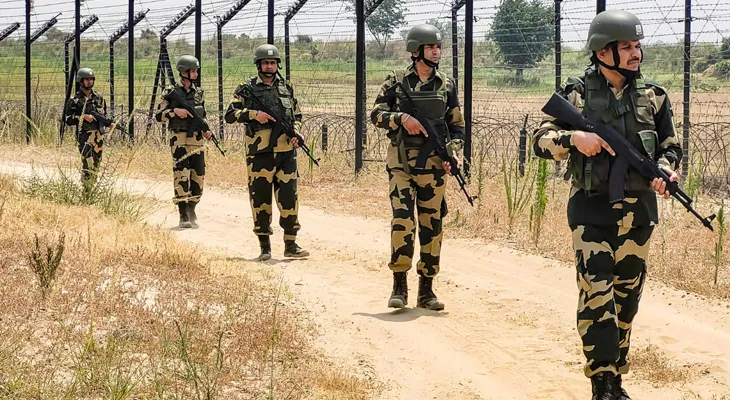 সোমবার পাঞ্জাবে ভারত-পাক সীমান্তবর্তী এলাকা থেকে দু’টি একে-৪৭, অ্যাসল্ট রাইফেল এবং বিস্ফোরক উদ্ধার করেছে বিএসএফ