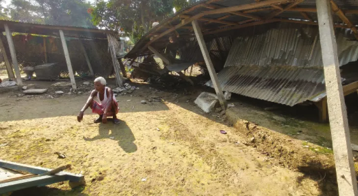 বানভাসির কথা: ‘টেনে বাড়ি থেকে বের না করলে স্ত্রীকে হয়তো বাঁচাতেই পারতাম না’