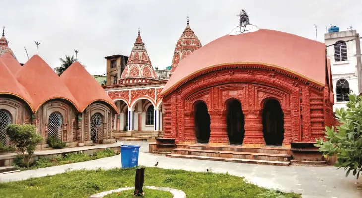 মা চান না, বহরমপুরের দয়াময়ী কালীমন্দিরে নেই বিদ্যুৎ সংযোগ, সারা বছরই মোমবাতির আলোয় পুজো হয়