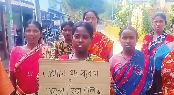 দাসপুরে চোলাইয়ের ভাটিতে হাতেলেখা পোস্টার সাঁটিয়ে হুঁশিয়ারি প্রমিলা বাহিনীর