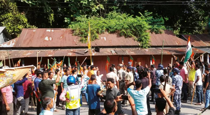 তুফানগঞ্জ: তৃণমূল-বিজেপি হাতাহাতি, বিধায়ককে গো ব্যাক স্লোগান