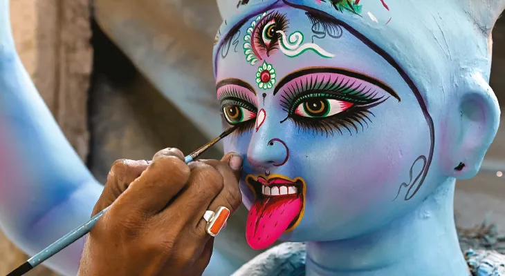 ফেরিওয়ালার ঝুড়িতে চেপে নদী পেরোন দেবী, জাগ্রত বুড়ি মা কালীর আরাধনার প্রস্তুতি বেলডাঙায়