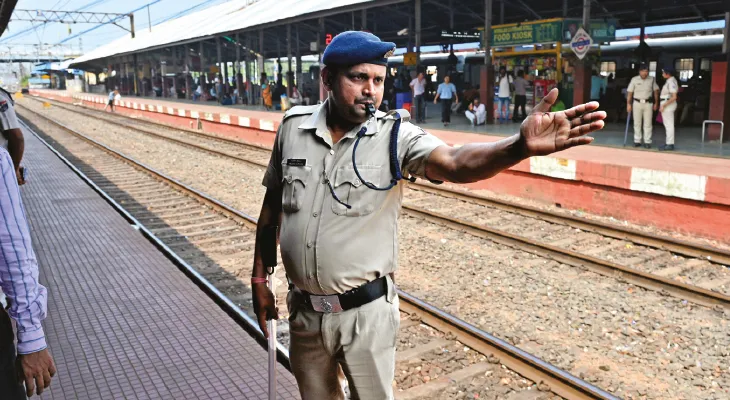 নামেই মডেল স্টেশন, যাত্রী সুরক্ষা অথই জলে, বর্ধমানে নিত্যদিন যাত্রীদের হুড়োহুড়ি, উদাসীন রেল