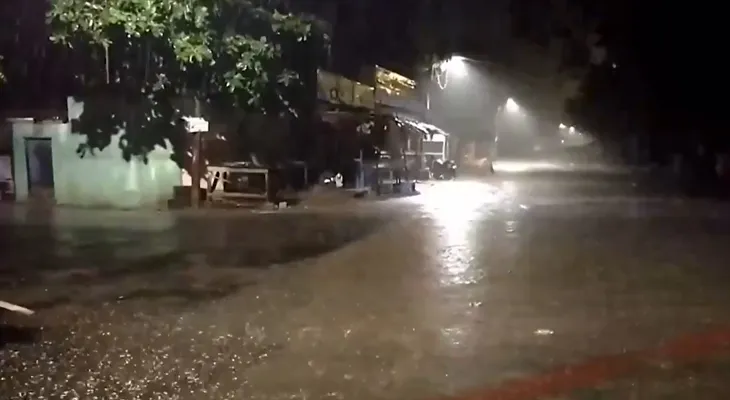 গতকাল মধ্যরাত থেকে তামিলনাড়ুর বিভিন্ন স্থানে প্রবল বৃষ্টি