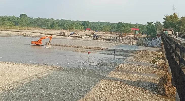 ভুটানের বোল্ডারে ভরেছে ডুয়ার্সের নদীখাত, বিপর্যয়ের শঙ্কা