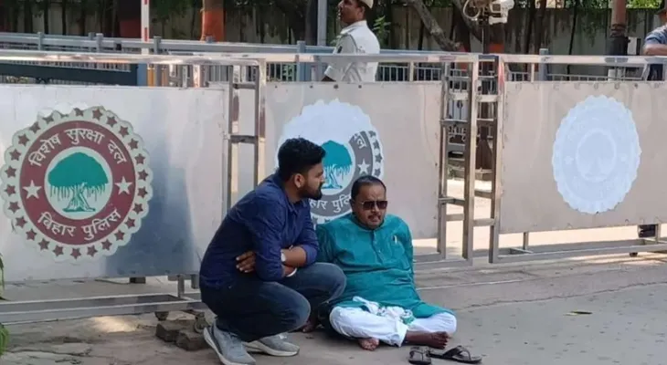 বিহার ভোটে টিকিট না পেয়ে মুখ্যমন্ত্রী নীতীশ কুমারের বাসভবনের বাইরে বিক্ষোভ জেডিইউ বিধায়কের