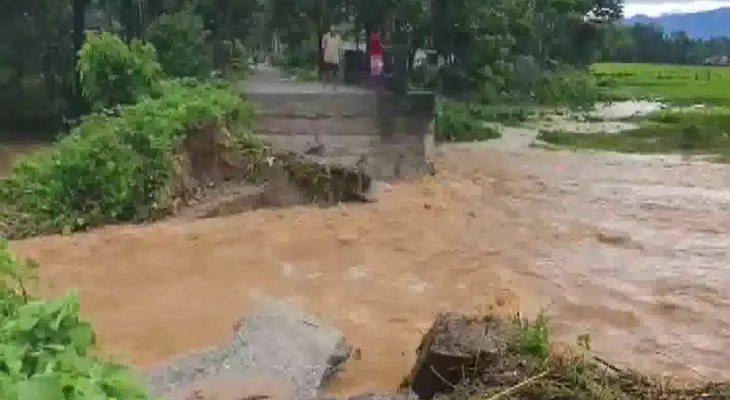 জলপাইগুড়ি-কোচবিহারে বন্যায় বিপর্যস্ত ১১ সেতু