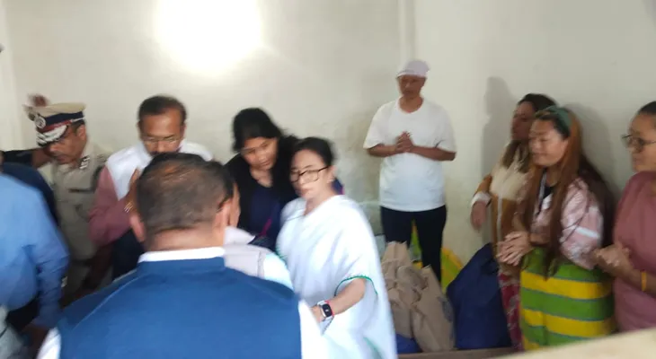 মিরিকে ধসে মৃত ব্যক্তির বাড়িতে মুখ্যমন্ত্রী মমতা বন্দ্যোপাধ্যায়