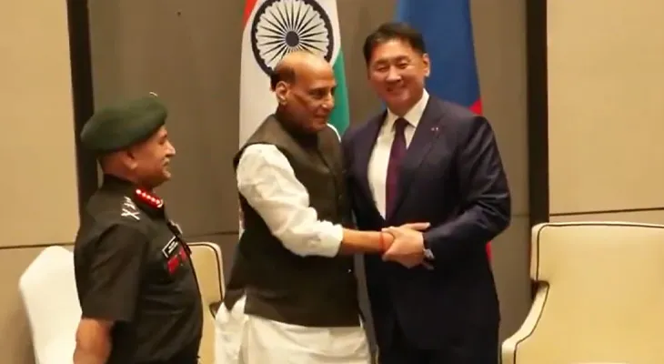 নয়াদিল্লিতে প্রতিরক্ষামন্ত্রী রাজনাথ সিংয়ের সঙ্গে দেখা করলেন মঙ্গোলিয়ার প্রেসিডেন্ট খুরেলসুক উখনা