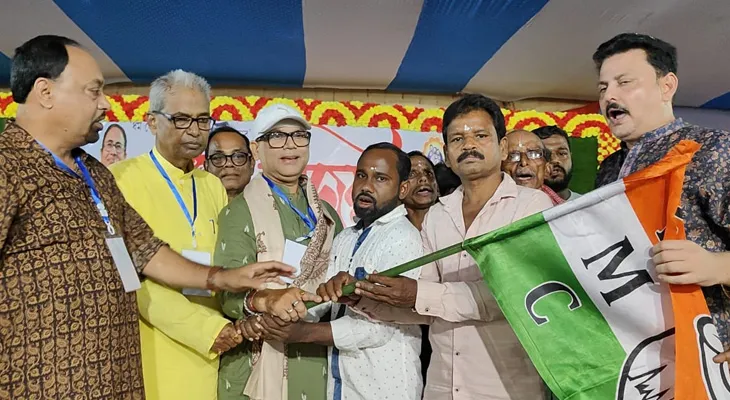 পঃ মেদিনীপুরের জাহালদাতে তৃণমূলের বিজয়া সম্মিলনি, বিজেপি ছেড়ে তৃণমূলে যোগদান শতাধিক কর্মীর, দলীয় পতাকা তুলে দিলেন জেলা তৃণমূল সভাপতি সুজয় হাজরা