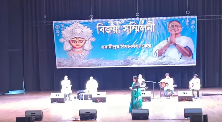 নিজের বিধানসভা কেন্দ্র ভবানীপুরের তৃণমূল কর্মী ও সাধারণ মানুষের জন্য পাহাড় থেকে মমতা বন্দ্যোপাধ্যায় বক্তব্য রাখছেন ফোন মারফৎ