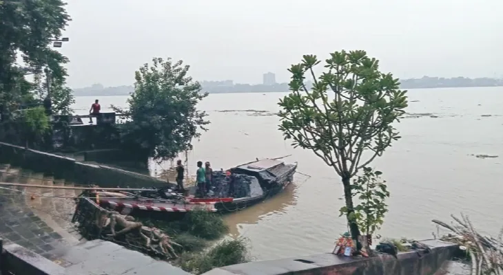 কাশী মিত্র ঘাটের প্রতিটি ধাপ মরণফাঁদ